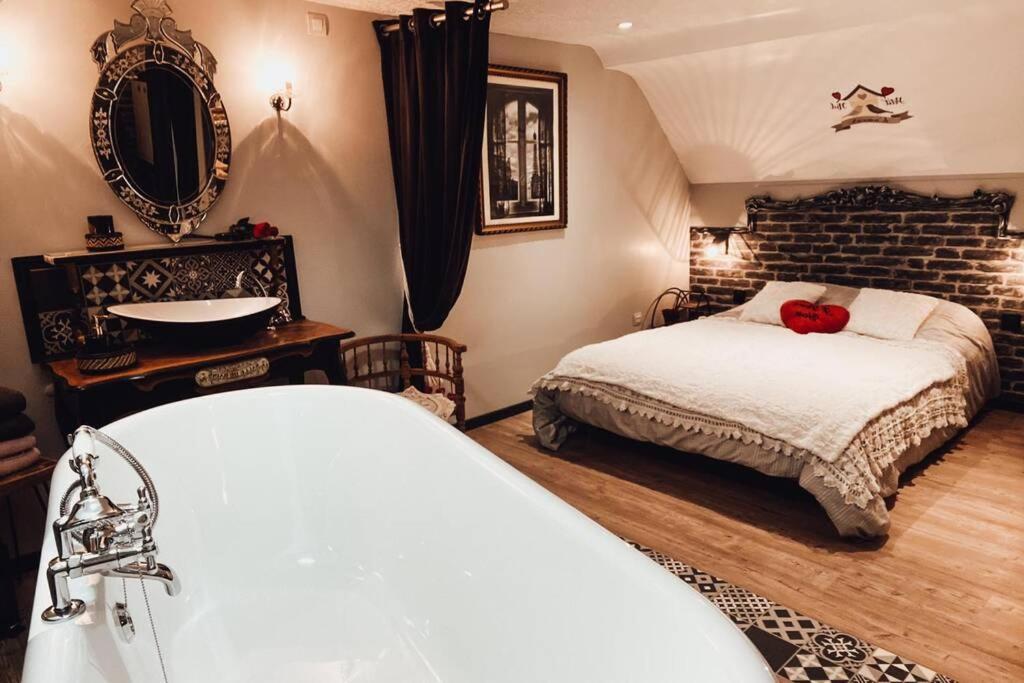 Appartement Romantique Parisien, Baignoire Retro Au Pied Du Lit Boulogne-sur-Mer Exterior foto