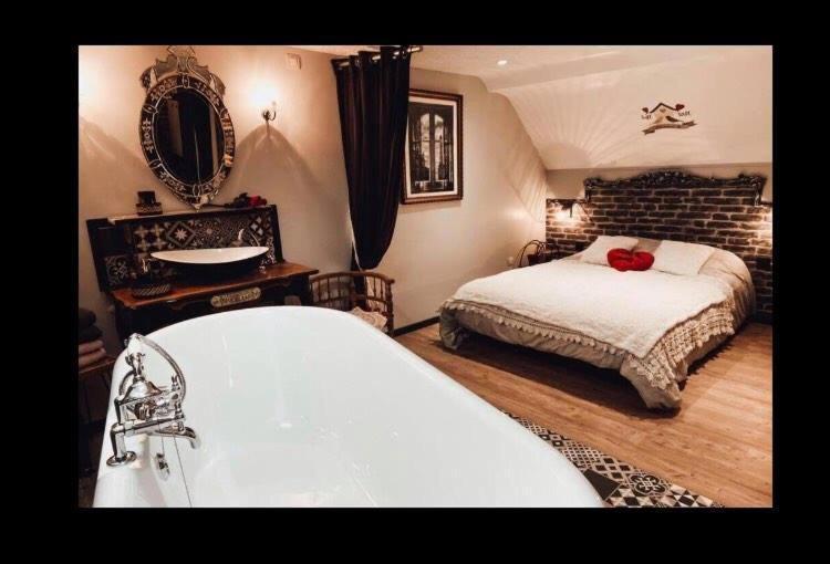 Appartement Romantique Parisien, Baignoire Retro Au Pied Du Lit Boulogne-sur-Mer Exterior foto